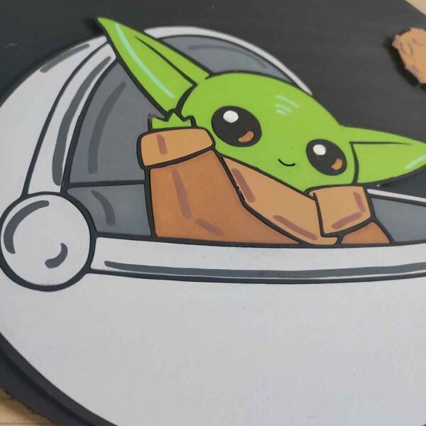 moixinas-BEBÉ-YODA-1 Placa infantil personalizada en madera - BEBÉ YODA