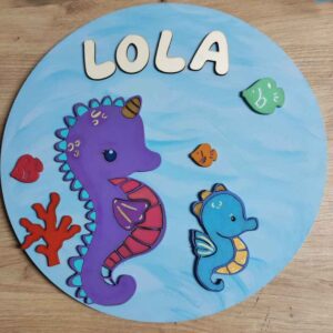moixinas-CABALLITO-DE-MAR-1 Placa infantil personalizada en madera - CABALLITO DE MAR