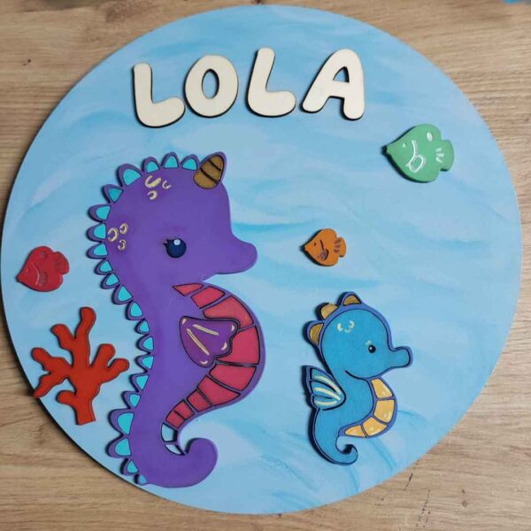 moixinas-CABALLITO-DE-MAR-1 Placa infantil personalizada en madera - CABALLITO DE MAR