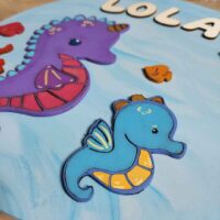 moixinas-CABALLITO-DE-MAR-2 Placa infantil personalizada en madera - CABALLITO DE MAR