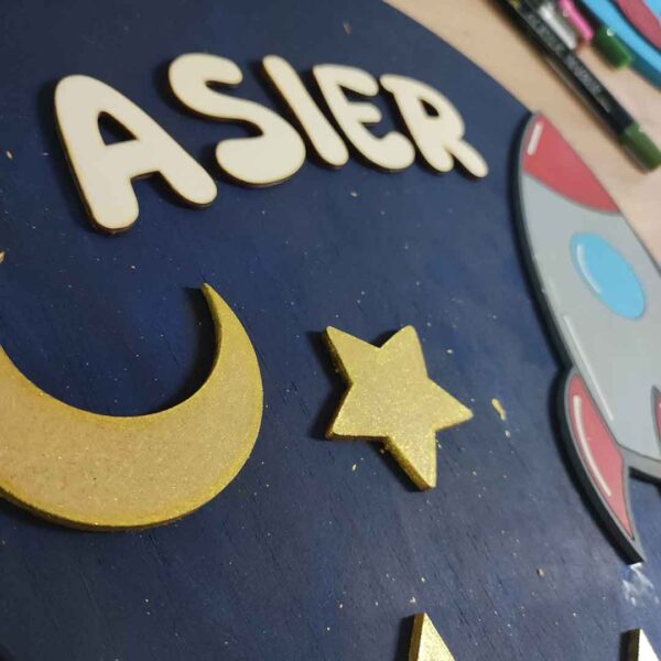 Placa infantil personalizada en madera - COHETE