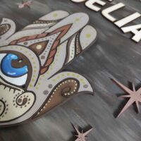 moixinas-MANO-FÁTIMA-MARRÓN Placa infantil personalizada en madera - MANO DE FÁTIMA MARRÓN